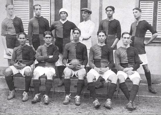 Fotografia histórica real de 06/10/1912 do primeiro time de futebol do Flamengo vestindo em campo a camisa esquartelada 'Papagaio de Vintém'. (Fonte Oficial: Acervo Correio da Manhã, Jornal do Brasil & Arquivo Histórico CRF)