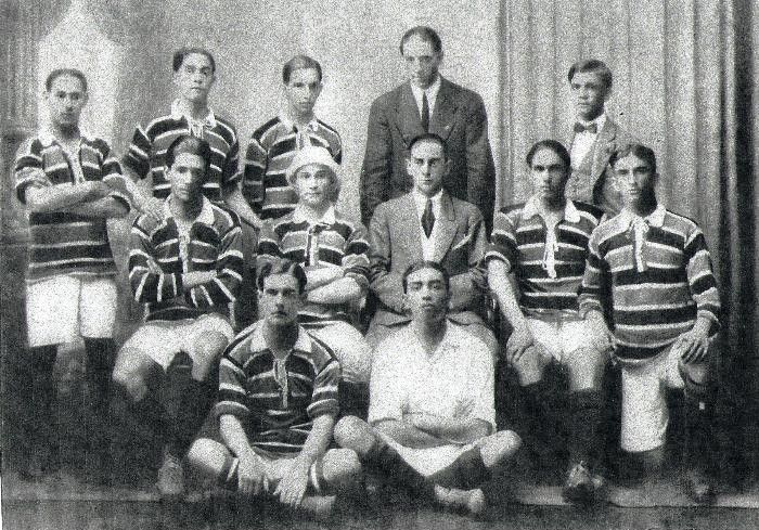 Fotografia histórica real de 1914 do esquadrão campeão carioca vestindo em campo a camisa 'Cobra Coral' com frisos brancos. (Fonte Oficial: Acervo Correio da Manhã, Jornal do Brasil & Diário Lance!)