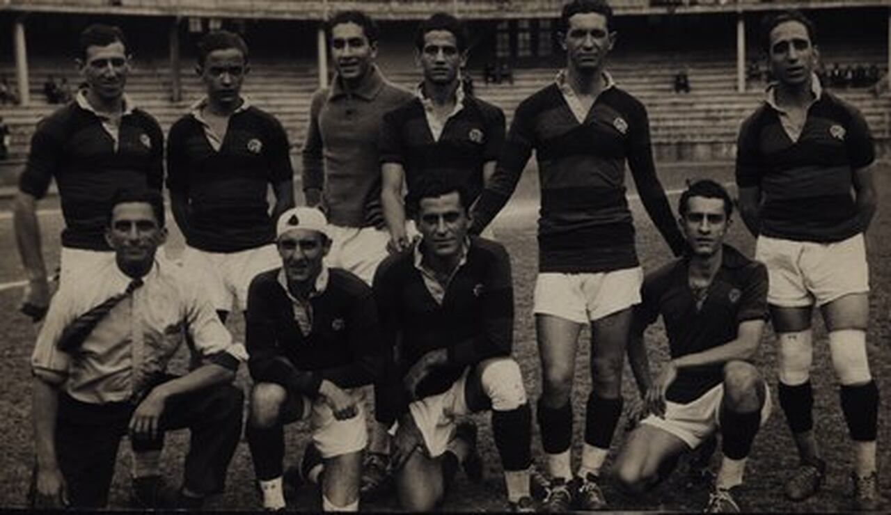 Fotografia histórica real em campo do elenco do Flamengo com o uniforme listrado rubro-negro unificado do remo e do futebol. (Fonte Oficial: Acervo Correio da Manhã & Diário Lance!)