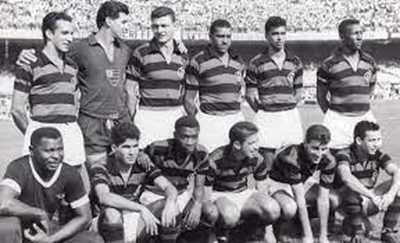 Fotografia histórica real do esquadrão do 2º Tricampeonato Carioca (1953-1954-1955) vestindo no gramado do Maracanã o Manto Sagrado dos anos 1950. (Fonte Oficial: Acervo Jornal dos Sports, Manchete Esportiva & Diário Lance!)