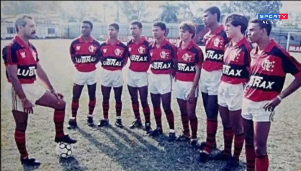 Fotografia real do Acervo O Globo registrando o Maestro Júnior e o elenco no Maracanã vestindo o Manto do Pentacampeonato Brasileiro de 1992. (Fonte Oficial: Acervo O Globo (Edição Original de 20/07/1992: 'O Povo é Penta'))