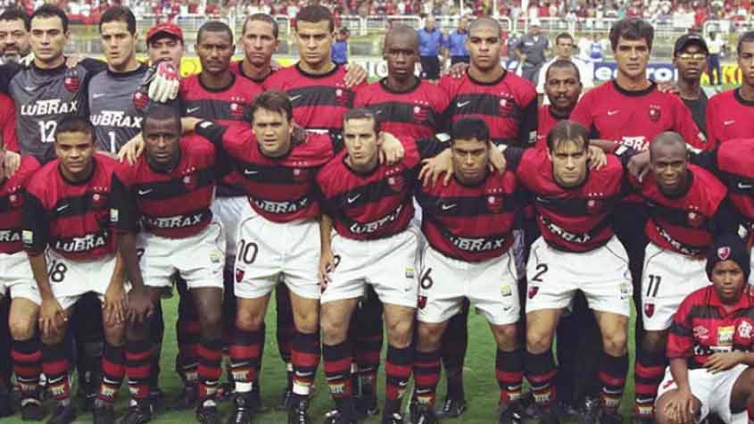 Fotografia real de Dejan Petkovic e do elenco no gramado do Maracanã vestindo o Manto campeão do 4º Tricampeonato Carioca e da Copa dos Campeões de 2001. (Fonte Oficial: Diário Lance! / Agência Lancepress! (Foto: Julio Cesar Guimarães))