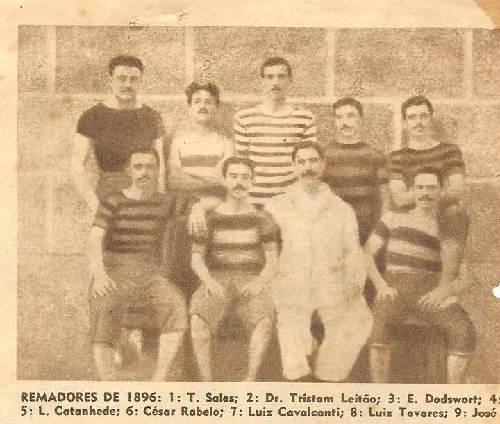 Fotografia histórica real da guarnição de remo do Clube de Regatas do Flamengo em 1896, documentando os pioneiros náuticos da Baía de Guanabara. (Fonte Oficial: Acervo Histórico do Clube de Regatas do Flamengo, Jornal do Brasil & Correio da Manhã)
