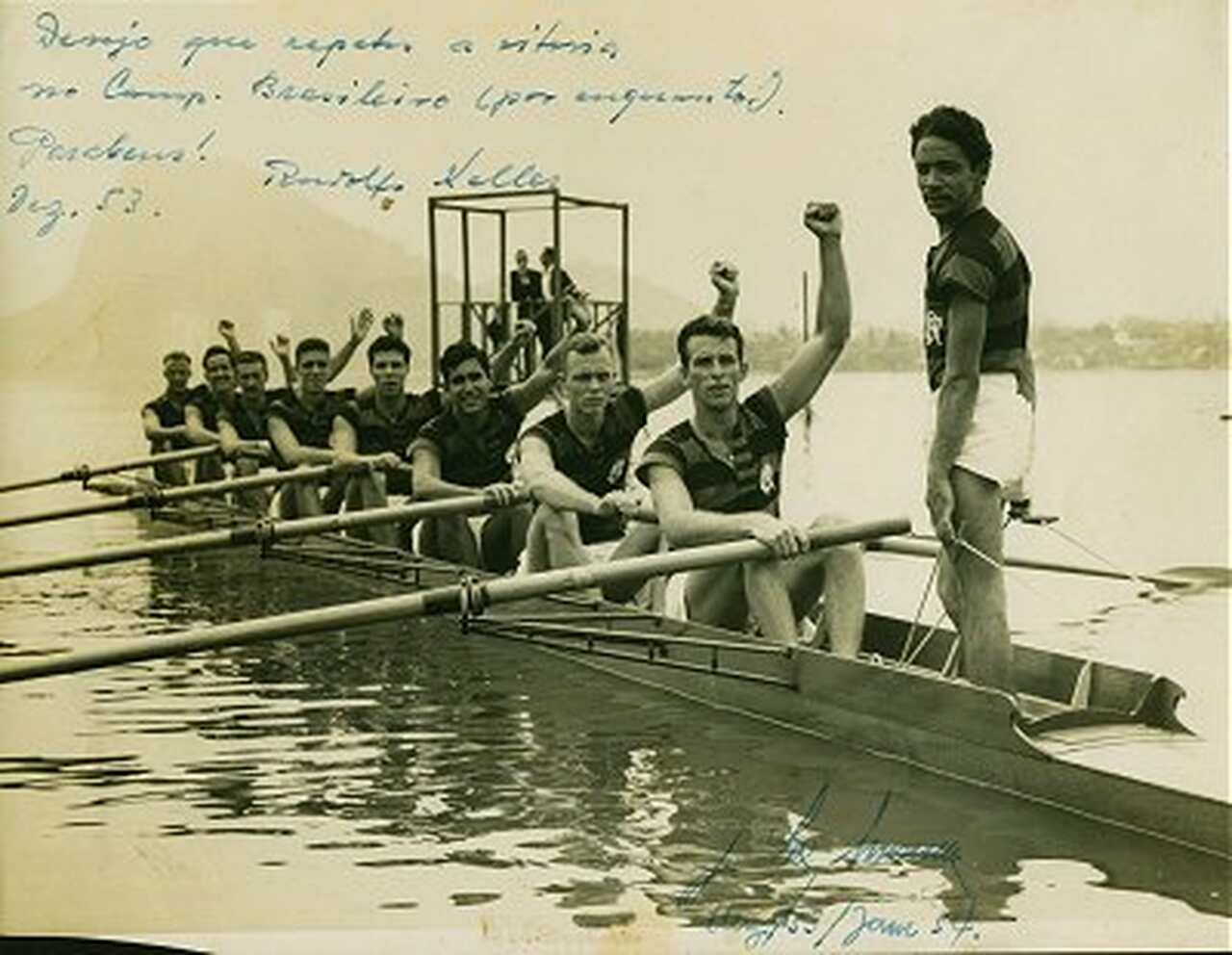 Fotografia histórica real da guarnição fundacional de remo do Clube de Regatas do Flamengo na Baía de Guanabara (época de 1911), registro documental das origens náuticas do clube. (Fonte Oficial: Acervo Jornal do Brasil, Correio da Manhã & Diário Lance! (Hemeroteca Histórica))