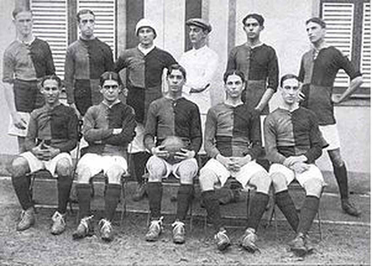 Fotografia histórica real do esquadrão do Flamengo perfilado em campo na década de 1930 (temporada de 1932), transição para o profissionalismo liderada por Fausto dos Santos, a 'Maravilha Negra'. (Fonte Oficial: Acervo Jornal dos Sports, Correio da Manhã & Diário Lance!)