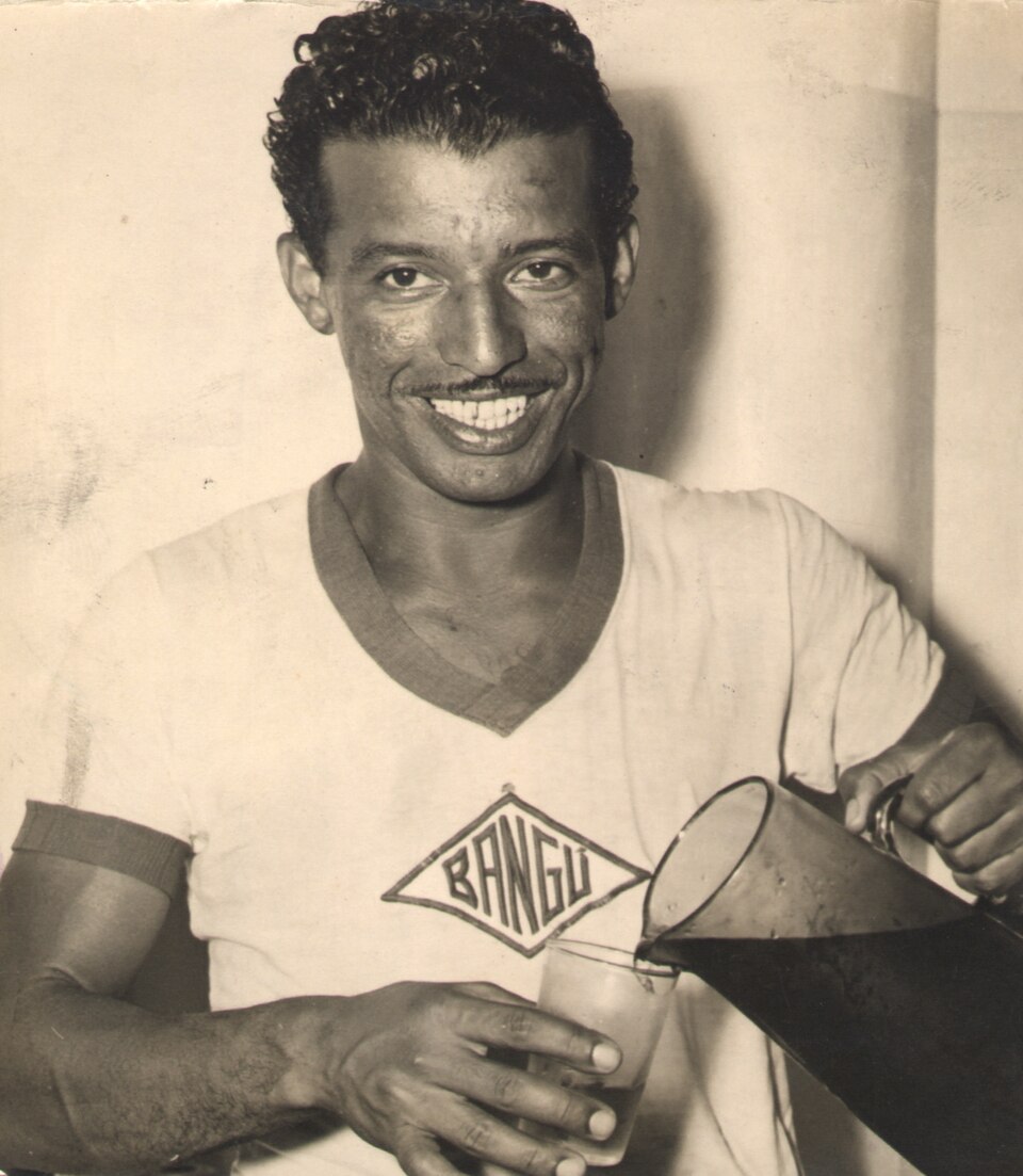 Fotografia histórica real de Zizinho em campo pelo Clube de Regatas do Flamengo — destaque da temporada de 1948, preservada nos acervos fotográficos da imprensa esportiva brasileira. (Fonte Oficial: Fundo Correio da Manhã / Arquivo Nacional, Jornal dos Sports & Manchete Esportiva)