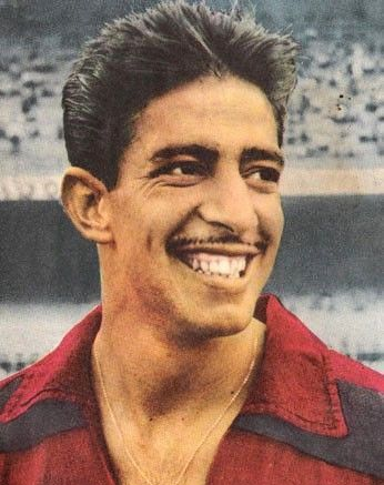 Fotografia histórica real de Henrique Frade em campo pelo Clube de Regatas do Flamengo — destaque da temporada de 1959, preservada nos acervos fotográficos da imprensa esportiva brasileira. (Fonte Oficial: Acervo Jornal dos Sports, Manchete Esportiva & Correio da Manhã (Rio-São Paulo 1961))
