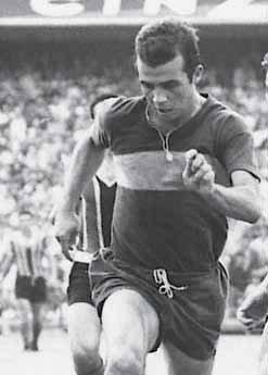 Fotografia histórica real de Almir Pernambuquinho em campo pelo Clube de Regatas do Flamengo — destaque da temporada de 1966, preservada nos acervos fotográficos da imprensa esportiva brasileira. (Fonte Oficial: Acervo Jornal dos Sports, O Globo & Jornal do Brasil (Campeão Carioca 1965))