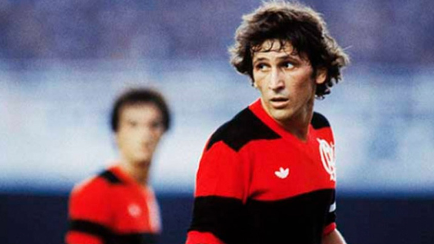Fotografia histórica real de Zico em campo pelo Clube de Regatas do Flamengo — destaque da temporada de 1989, preservada nos acervos fotográficos da imprensa esportiva brasileira. (Fonte Oficial: Acervo Jornal dos Sports, O Globo, Jornal do Brasil, Revista Placar & Diário Lance!)
