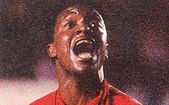 Fotografia real de arquivo do atacante Nélio atuando pelo Flamengo em 1991. Revelado ao lado de Júnior Baiano, Piá, Paulo Nunes, Marquinhos, Fabinho e Marcelinho Carioca, o grupo liderado pelo veterano Maestro Júnior conquistou o Campeonato Carioca de 1991 e preparou a base para o Pentacampeonato Brasileiro de 1992. (Fonte Oficial: Diário Lance! & Acervo O Globo · Arquivo Fotográfico Lance!)