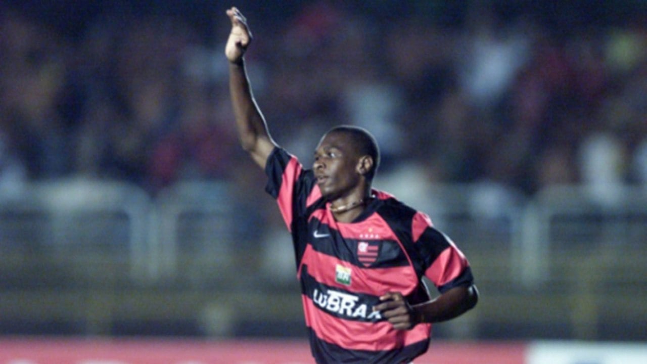 Fotografia real do zagueiro Juan em ação pelo Flamengo na temporada de 2002 (Foto: Cleber Mendes / Lancepress!), vestindo o uniforme com mangas listradas daquele ano antes de sua transferência para o futebol europeu e seu retorno consagrador ao clube na década seguinte. (Fonte Oficial: Diário Lance! / Agência Lancepress! · Cleber Mendes / Agência Lancepress!)