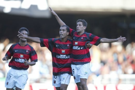 Fotografia real da comemoração do elenco do Flamengo após a conquista do Campeonato Carioca de 2004 sobre o Vasco no Maracanã (Foto: Julio Cesar Guimarães / Lancepress!). Com três gols do atacante Jean no segundo tempo da finalíssima, a equipe comandada por Abel Braga ergueu a Taça Guanabara e o Estadual. (Fonte Oficial: Diário Lance! / Agência Lancepress! · Julio Cesar Guimarães & Eduardo Viana / Agência Lancepress!)