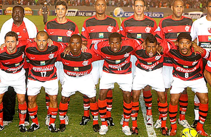 Fotografia real do elenco do Flamengo posado com as faixas e a taça de Campeão Carioca de 2007 no gramado do Maracanã (Acervo Lance! / CRF). No segundo semestre daquele ano, empurrado por médias superiores a 60 mil torcedores por jogo no Maracanã sob o comando de Joel Santana, o time saiu da zona de rebaixamento para o 3º lugar do Brasileirão. (Fonte Oficial: Diário Lance! & Acervo O Globo · Arquivo Oficial CRF / Acervo Diário Lance!)
