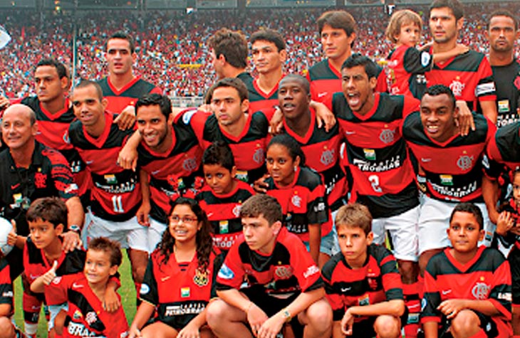 Fotografia real do capitão Fábio Luciano, Leonardo Moura, Juan, Ibson, Bruno e todo o elenco celebrando o Bicampeonato Carioca de 2008 no Maracanã após a vitória de virada por 3 a 1 sobre o Botafogo, com gols de Obina (2) e Diego Tardelli. (Fonte Oficial: Diário Lance! & Acervo O Globo · Arquivo Oficial CRF / Acervo Diário Lance!)