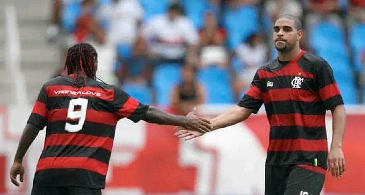 Fotografia histórica real de Vágner Love em campo pelo Clube de Regatas do Flamengo — destaque da temporada de 2012, preservada nos acervos fotográficos da imprensa esportiva brasileira. (Fonte Oficial: Acervo Diário Lance! / Agência Lancepress! & O Globo (Império do Amor 2010))