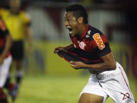 Fotografia real do centroavante Hernane 'Brocador' comemorando gol pelo Flamengo na temporada de 2013 (Acervo Diário Lance!). Artilheiro do futebol brasileiro no ano com 36 gols (8 deles na Copa do Brasil, incluindo um hat-trick sobre o Botafogo e o gol do título na final contra o Athletico-PR ao lado de Elias), Hernane liderou a conquista do Tricampeonato da Copa do Brasil. (Fonte Oficial: Diário Lance! / Agência Lancepress! · Gilvan de Souza / Agência Lancepress!)