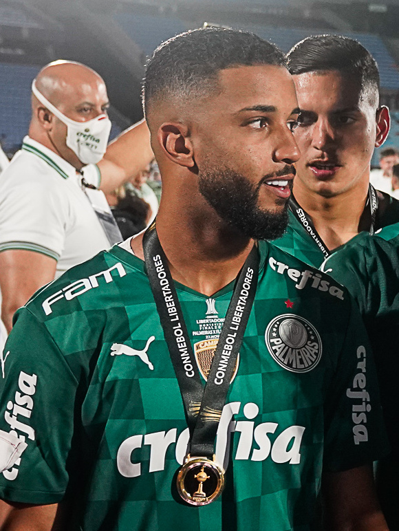 Fotografia histórica real de Jorge em campo pelo Clube de Regatas do Flamengo — destaque da temporada de 2015, preservada nos acervos fotográficos da imprensa esportiva brasileira. (Fonte Oficial: Acervo Diário Lance! & O Globo)