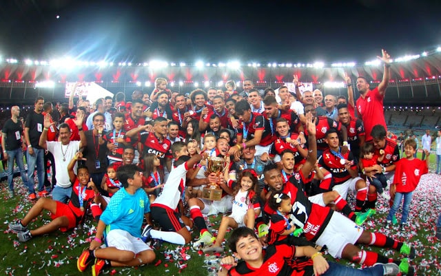 Fotografia real do elenco do Flamengo comemorando o título de Campeão Carioca Invicto de 2017 no Maracanã após a virada por 2 a 1 sobre o Fluminense (Foto: Gilvan de Souza / CRF & Lance!). Seis dias depois, em 13 de maio de 2017, estreava profissionalmente no Maracanã a maior revelação recente da base rubro-negra: Vinícius Júnior. (Fonte Oficial: Diário Lance! (Fotos: Gilvan de Souza) · Gilvan de Souza / CRF & Agência Lance!)