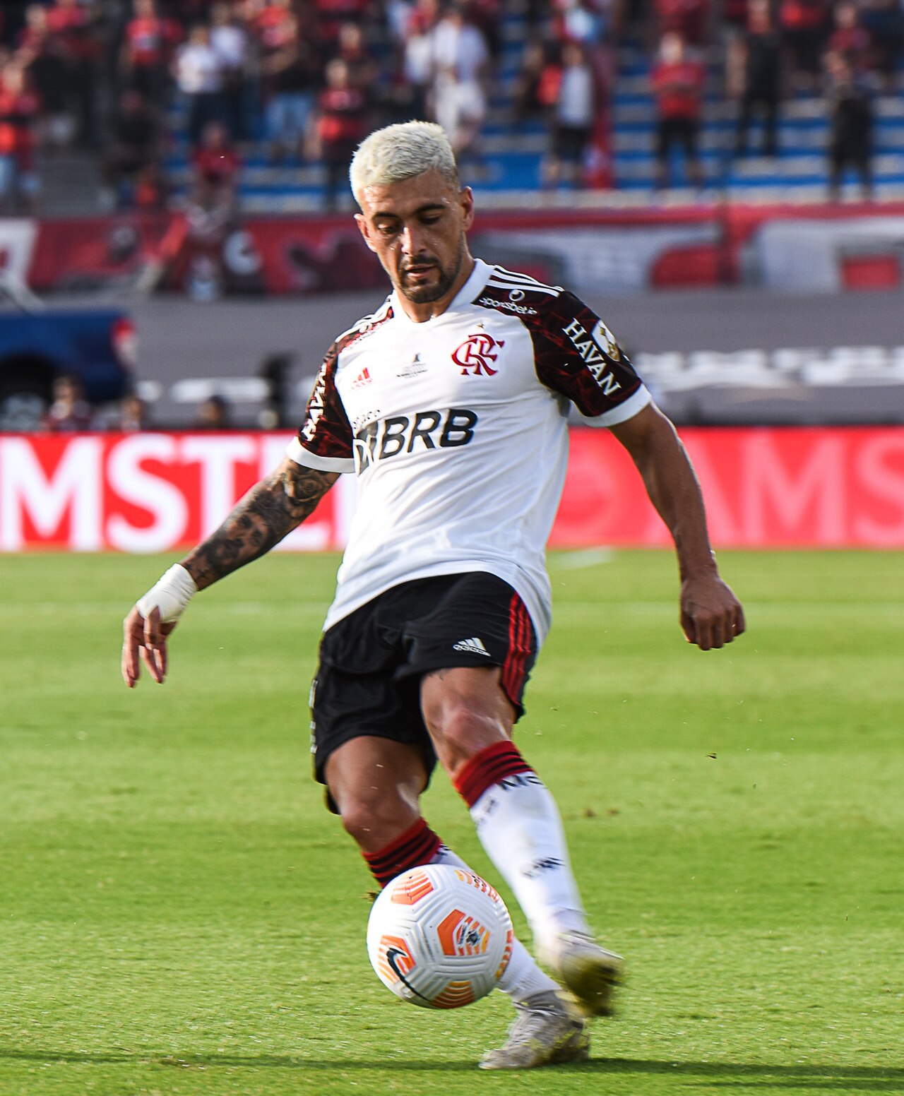 Fotografia histórica real de Arrascaeta em campo pelo Clube de Regatas do Flamengo — destaque da temporada de 2023, preservada nos acervos fotográficos da imprensa esportiva brasileira. (Fonte Oficial: Acervo Diário Lance! / Agência Lancepress!, Folha de S.Paulo & O Globo)