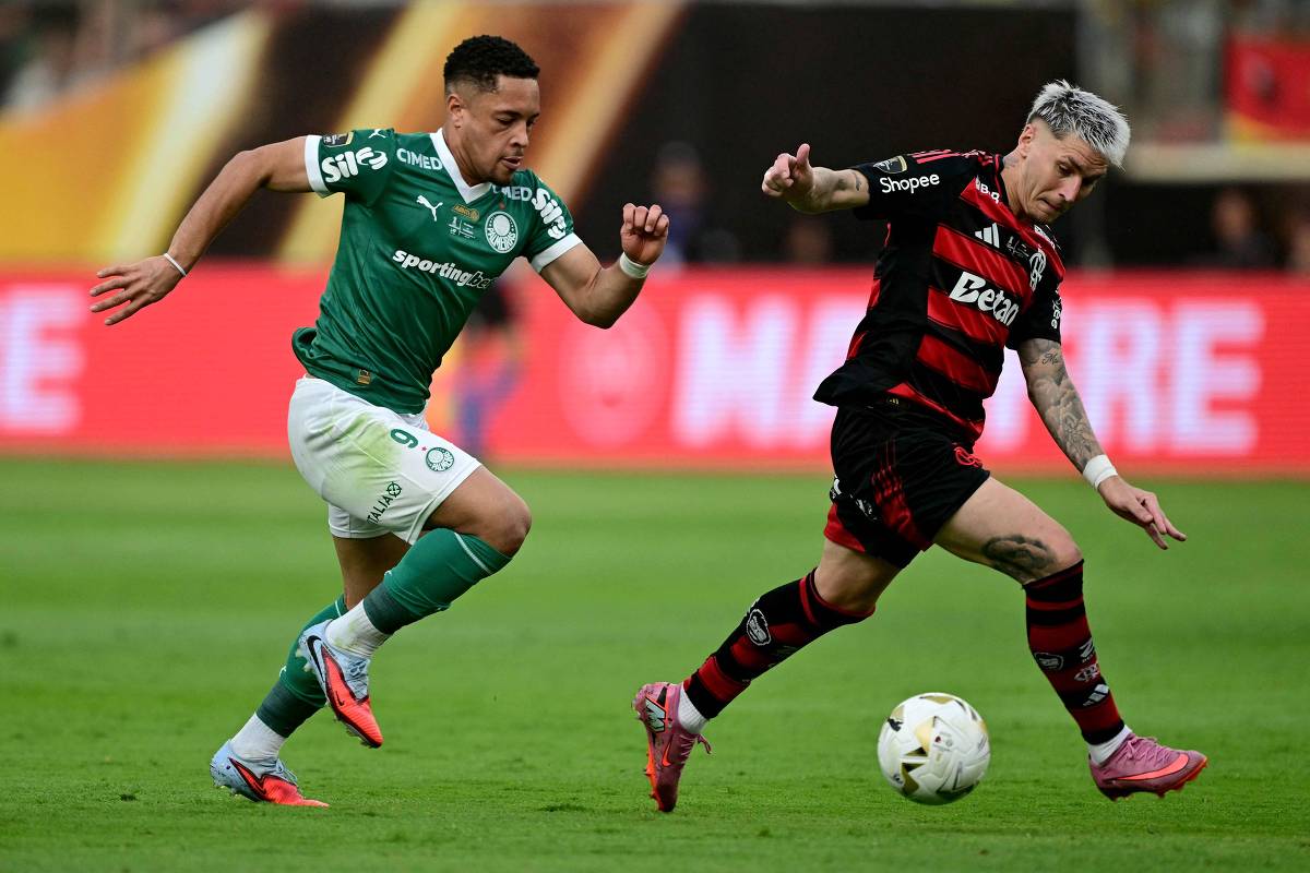 Fotografia real publicada pelo jornal Folha de S.Paulo registrando o duelo continental do Flamengo na decisão de Lima em novembro de 2025. Na temporada de 2025, o Rubro-Negro ampliou sua sala de troféus conquistando a Supercopa Rei em Belém e o 39º Campeonato Carioca no Maracanã. (Fonte Oficial: Folha de S.Paulo (Acervo Fotográfico Oficial) · Agência Folhapress / Folha de S.Paulo)